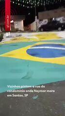 Vizinhos pintam a rua do condomínio onde Neymar mora em Santos, SP